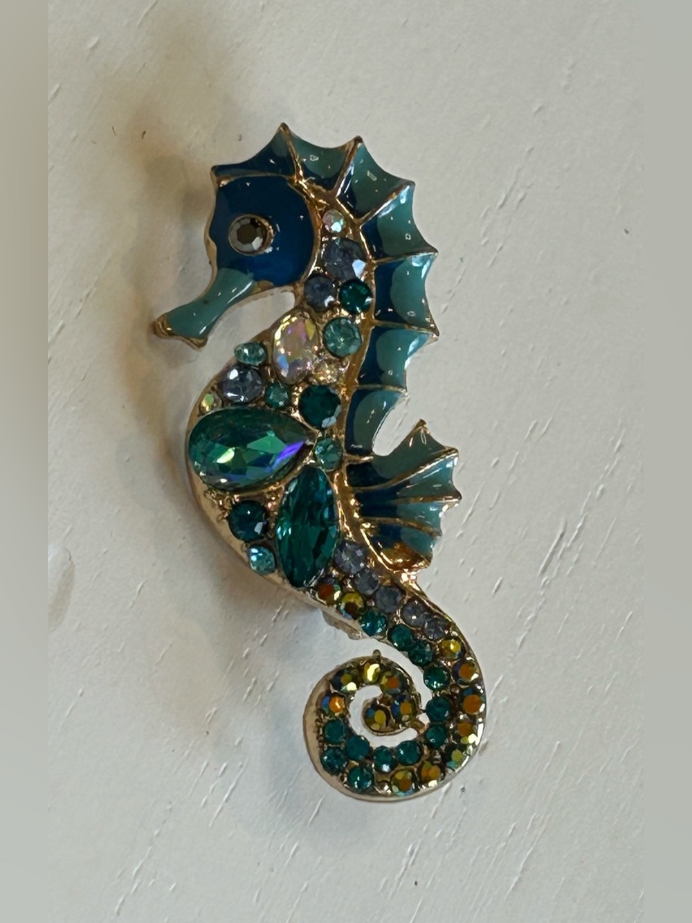 Adorable gold tone metal, enamel, & rhinestone seahorse pin/brooch blues greens